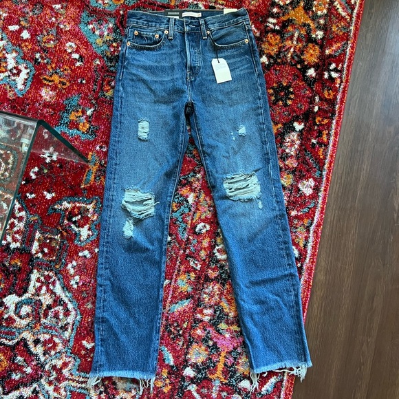 Levi’s Wedgie Straight Leg Jeans in Carry Kerry - Medium Wash. Size 24 x 28. - Picture 4 of 5